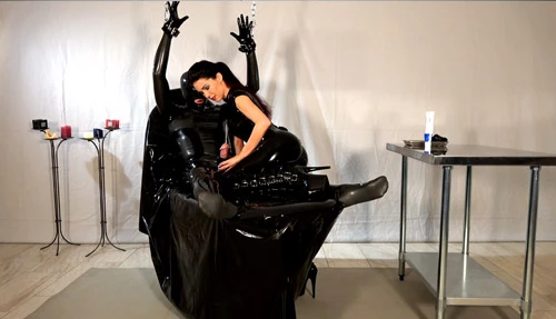 Ver Sesión de Esclava de Látex con Dilatador en SadoOnly